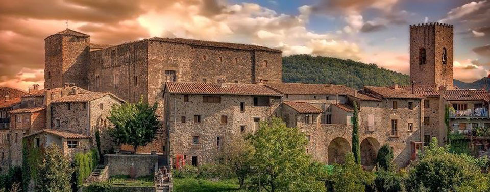 Santa Pau Garrotxa, al cor del Parc dels Volcans